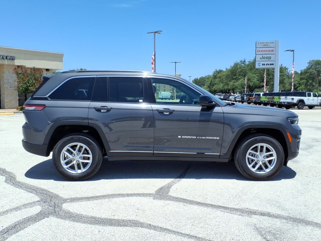 2026 Jeep Grand Cherokee Laredo