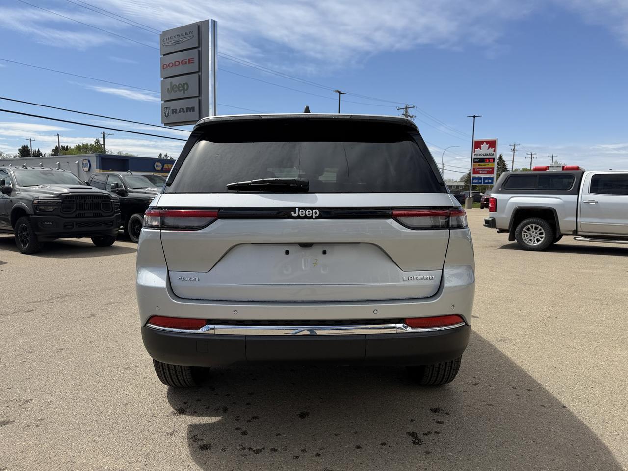 2026 Jeep Grand Cherokee Laredo 4x4 | Silver Zynith | V6 | NAV | Heated Seats | Rearview Camera | Towing | Keyless Entry Redwater AB