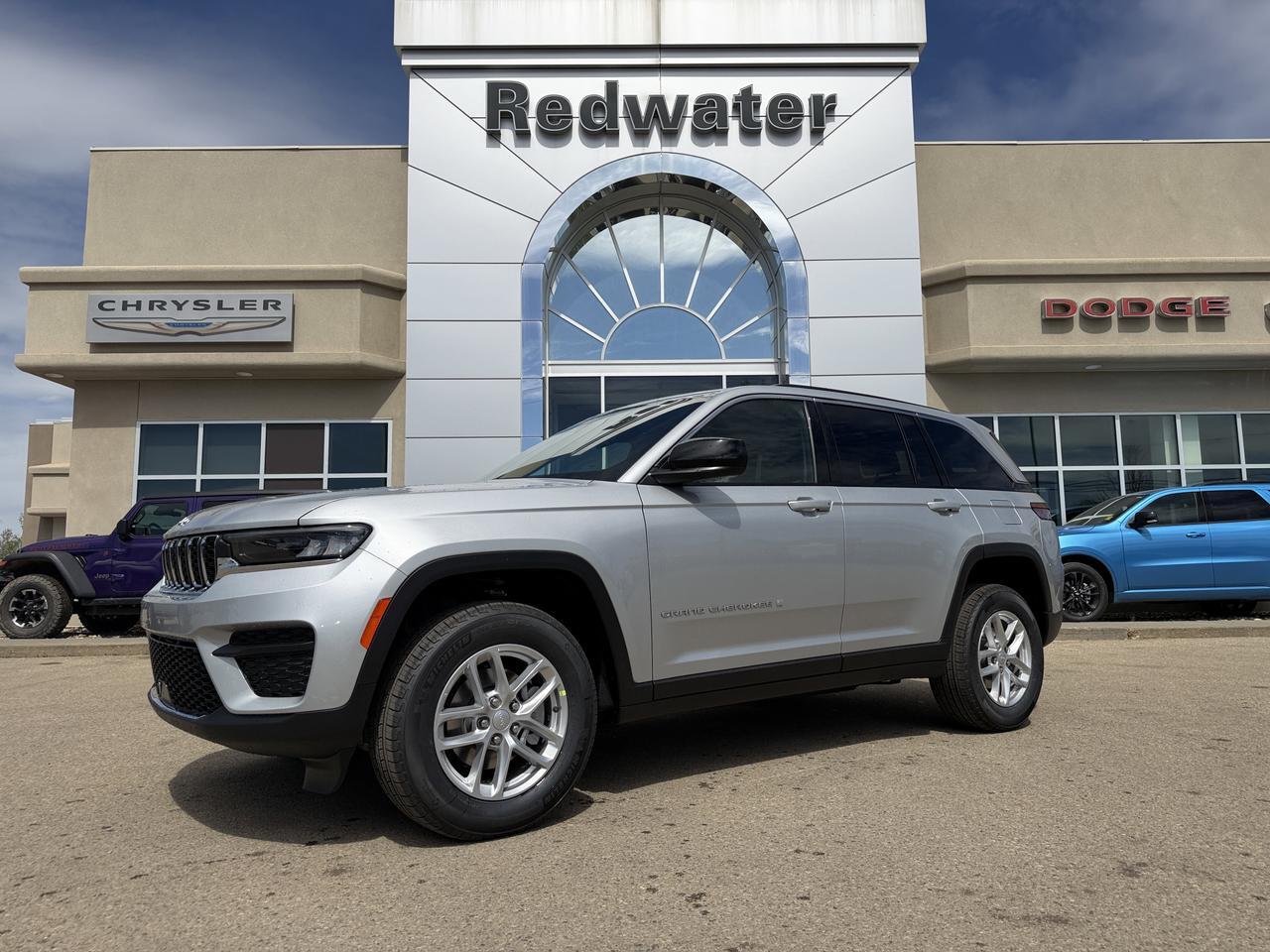 2026 Jeep Grand Cherokee Laredo 4x4 | Silver Zynith | V6 | NAV | Heated Seats | Rearview Camera | Towing | Keyless Entry