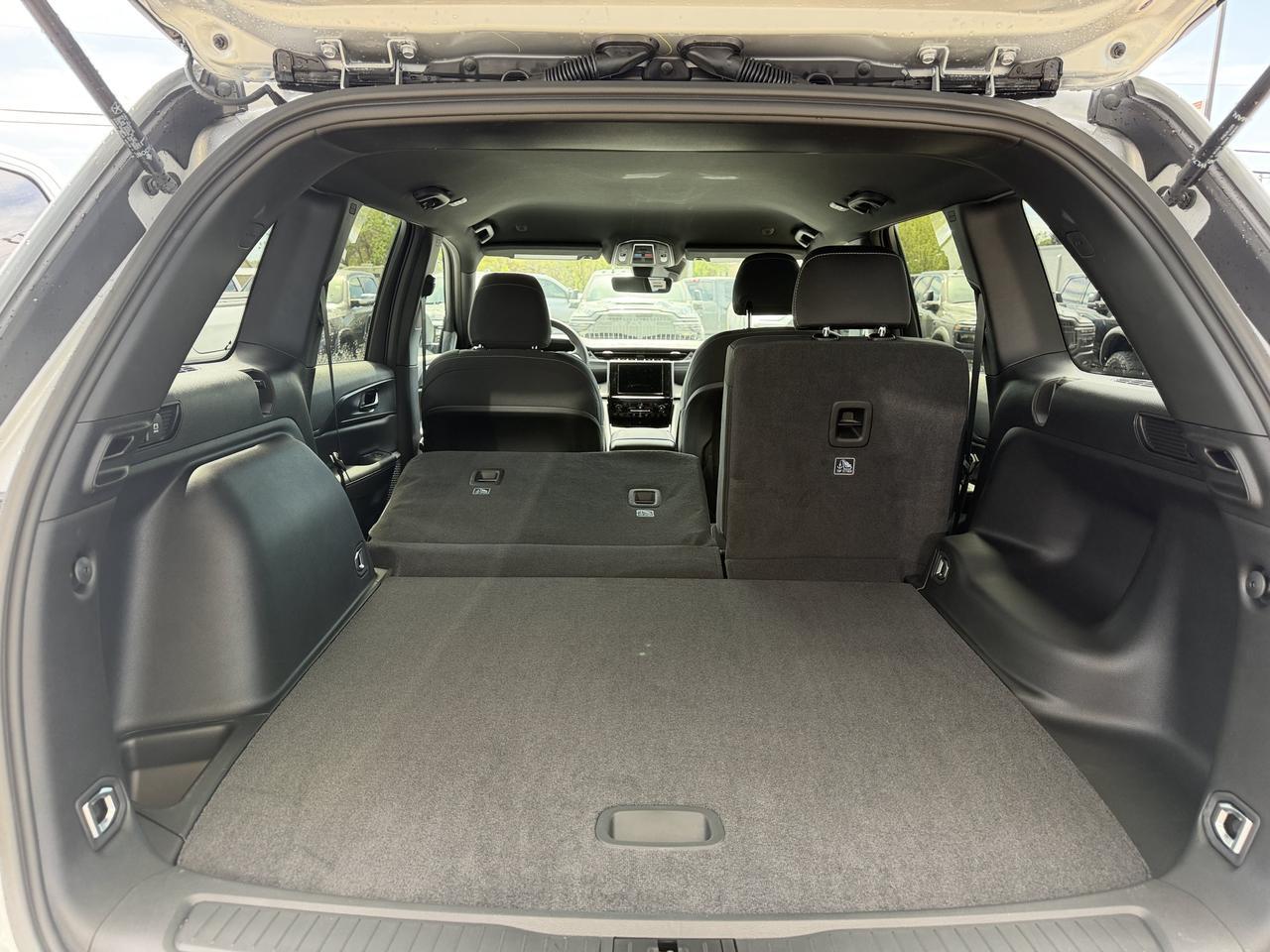 2026 Jeep Grand Cherokee Laredo 4x4 | Silver Zynith | V6 | NAV | Heated Seats | Rearview Camera | Towing | Keyless Entry Redwater AB