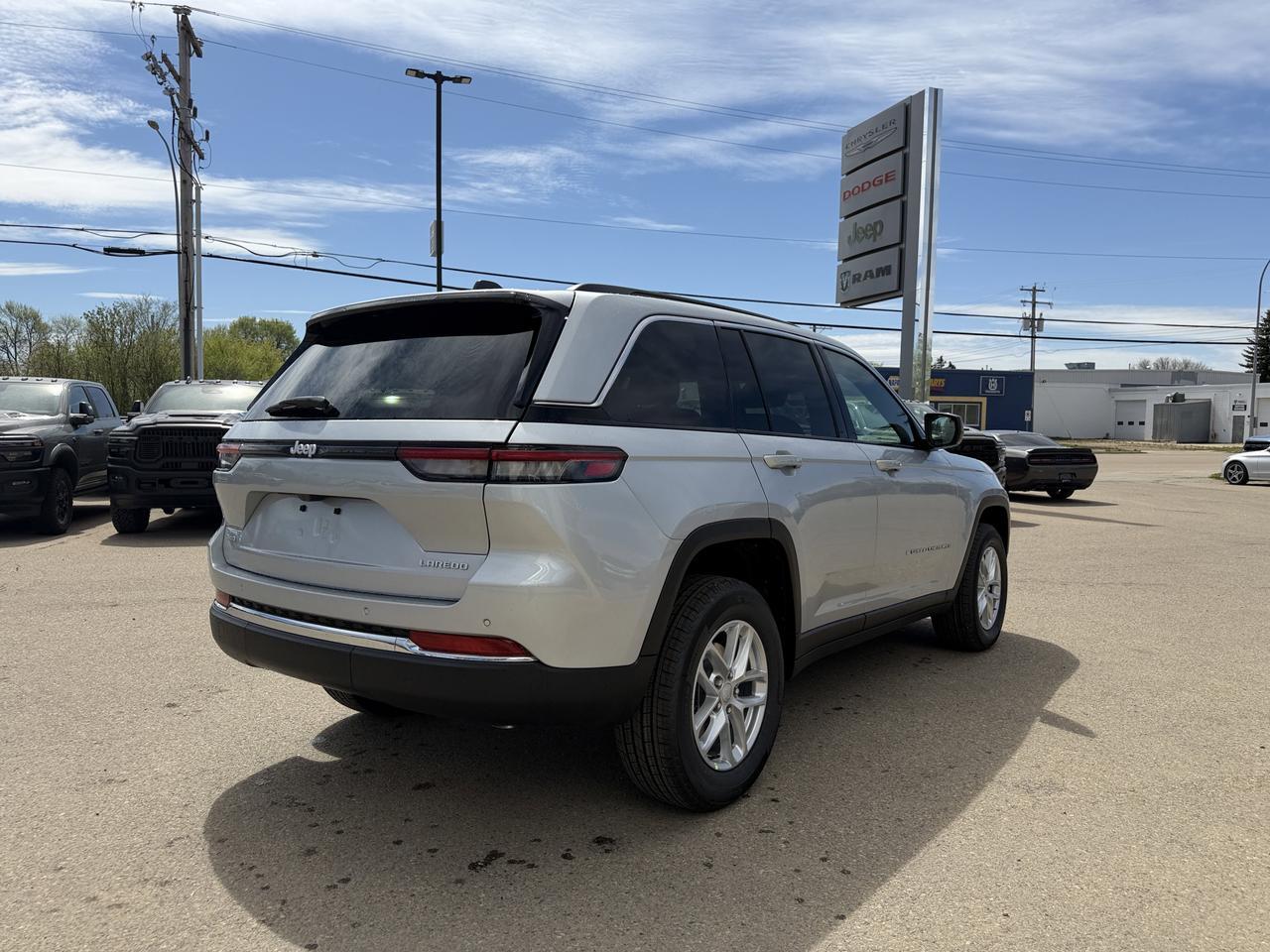2026 Jeep Grand Cherokee Laredo 4x4 | Silver Zynith | V6 | NAV | Heated Seats | Rearview Camera | Towing | Keyless Entry Redwater AB