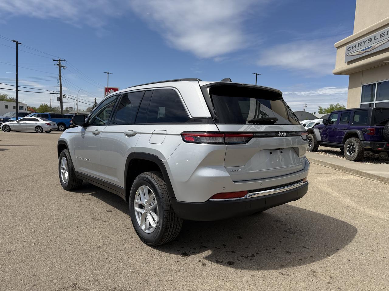 2026 Jeep Grand Cherokee Laredo 4x4 | Silver Zynith | V6 | NAV | Heated Seats | Rearview Camera | Towing | Keyless Entry Redwater AB