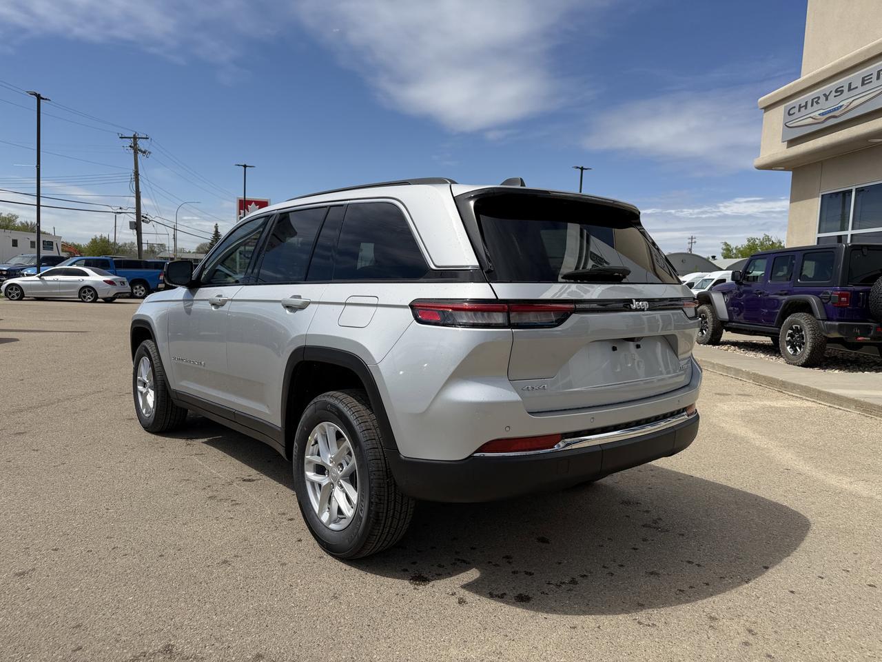 2026 Jeep Grand Cherokee Laredo 4x4 | Silver Zynith | V6 | NAV | Heated Seats | Rearview Camera | Towing | Keyless Entry Redwater AB