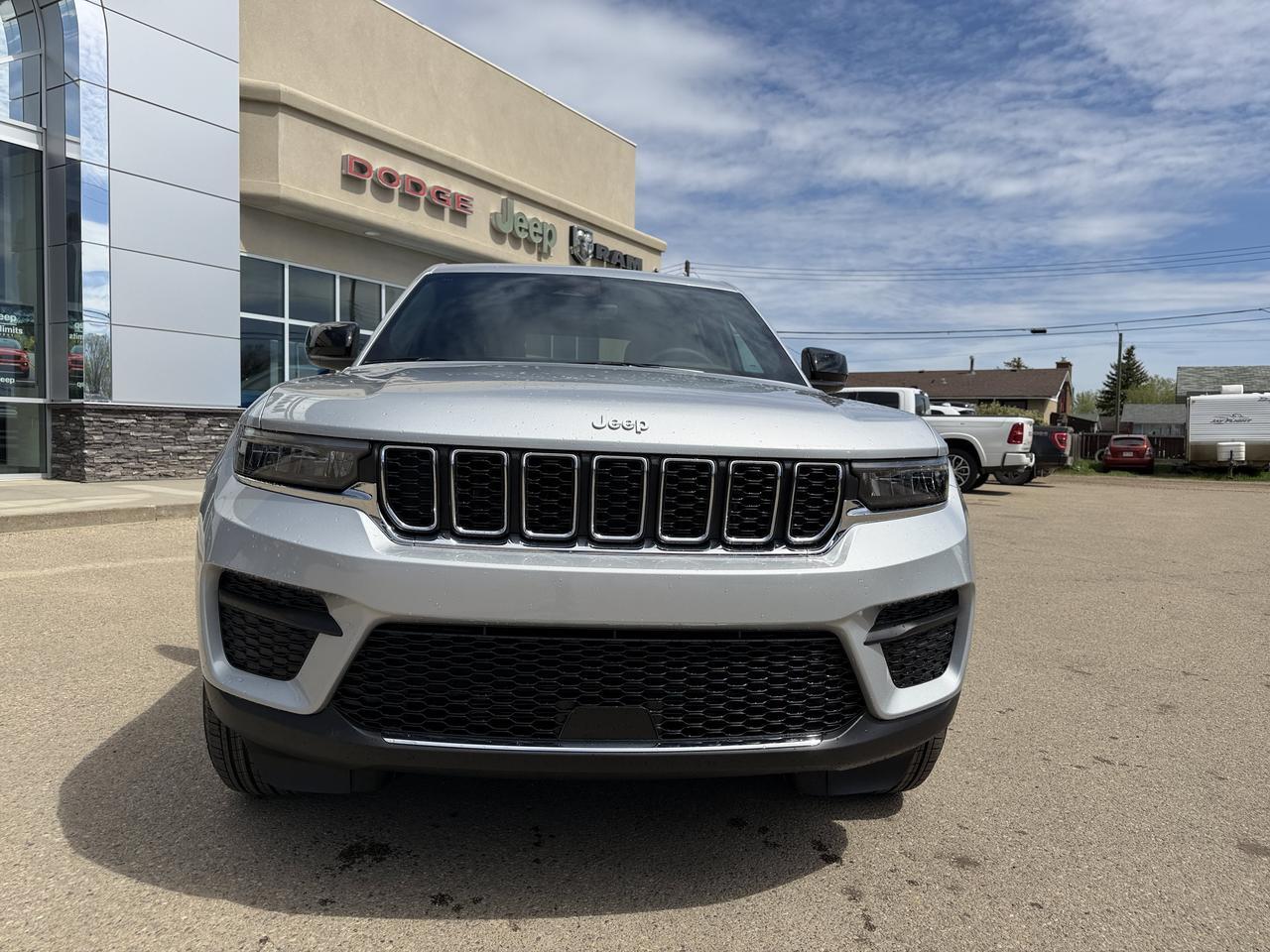 2026 Jeep Grand Cherokee Laredo 4x4 | Silver Zynith | V6 | NAV | Heated Seats | Rearview Camera | Towing | Keyless Entry Redwater AB