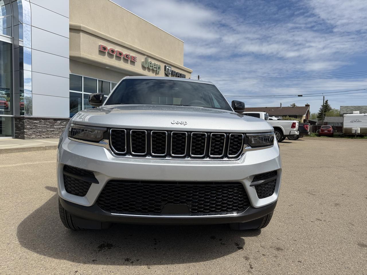 2026 Jeep Grand Cherokee Laredo 4x4 | Silver Zynith | V6 | NAV | Heated Seats | Rearview Camera | Towing | Keyless Entry Redwater AB