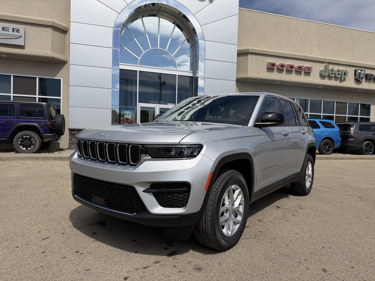 2026 Jeep Grand Cherokee Laredo 4x4 | Silver Zynith | V6 | NAV | Heated Seats | Rearview Camera | Towing | Keyless Entry Redwater AB