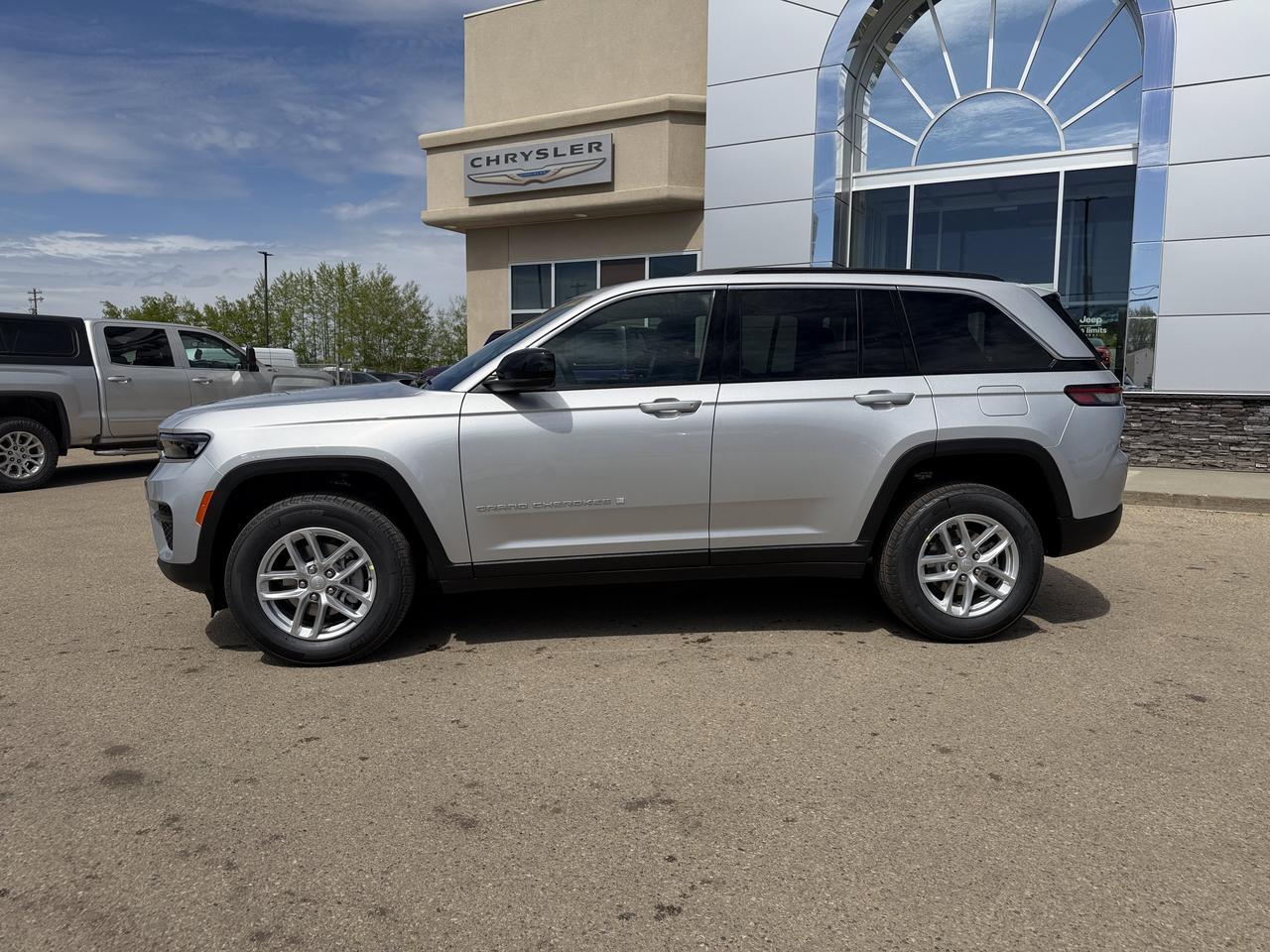 2026 Jeep Grand Cherokee Laredo 4x4 | Silver Zynith | V6 | NAV | Heated Seats | Rearview Camera | Towing | Keyless Entry