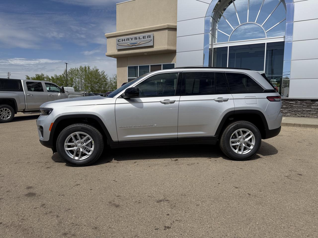 2026 Jeep Grand Cherokee Laredo 4x4 | Silver Zynith | V6 | NAV | Heated Seats | Rearview Camera | Towing | Keyless Entry Redwater AB