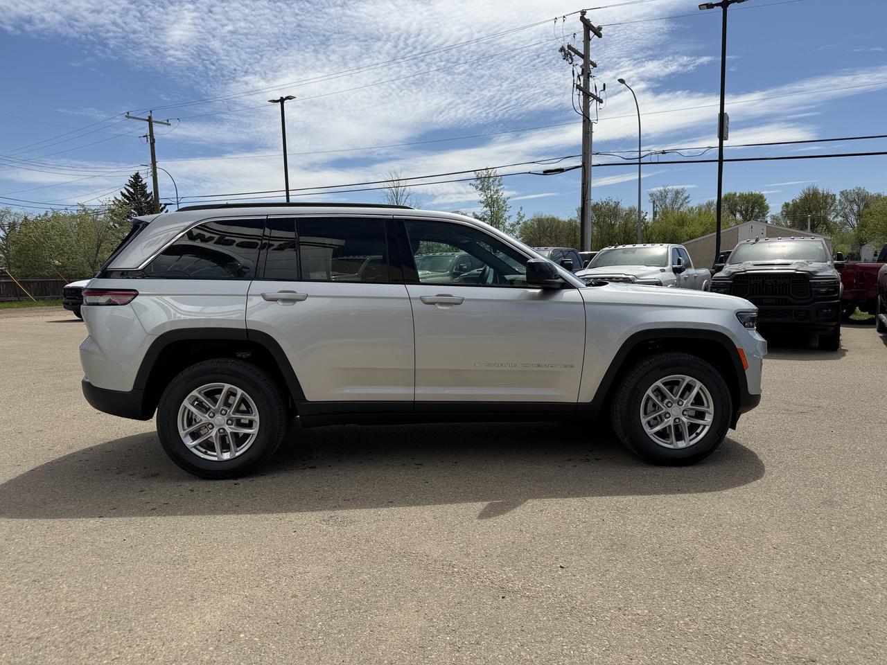 2026 Jeep Grand Cherokee Laredo 4x4 | Silver Zynith | V6 | NAV | Heated Seats | Rearview Camera | Towing | Keyless Entry Redwater AB