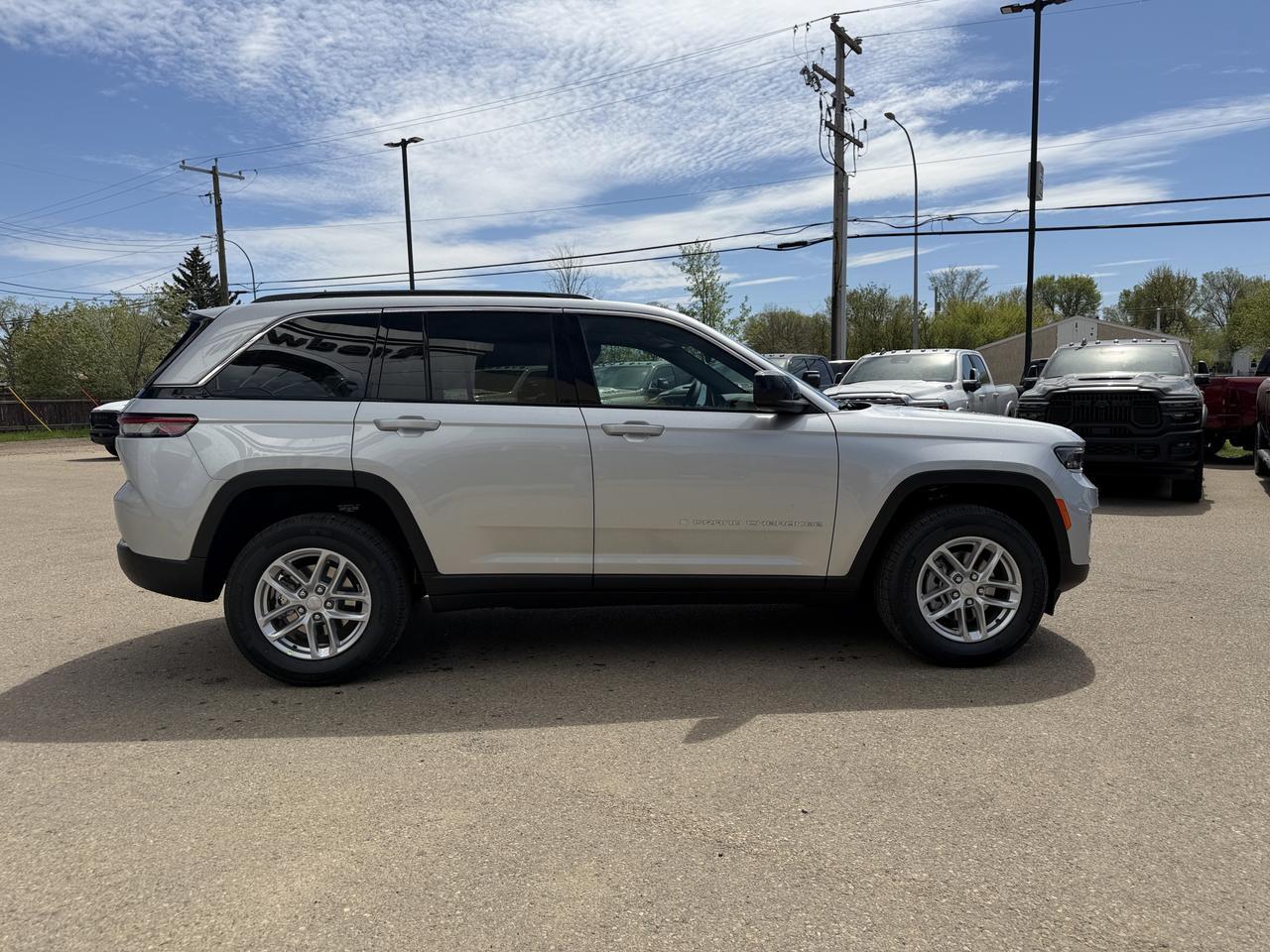 2026 Jeep Grand Cherokee Laredo 4x4 | Silver Zynith | V6 | NAV | Heated Seats | Rearview Camera | Towing | Keyless Entry Redwater AB