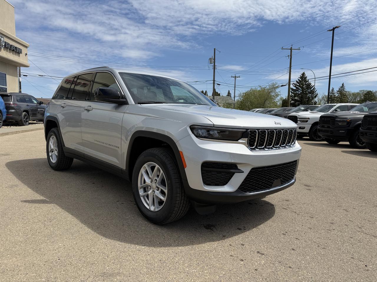 2026 Jeep Grand Cherokee Laredo 4x4 | Silver Zynith | V6 | NAV | Heated Seats | Rearview Camera | Towing | Keyless Entry Redwater AB