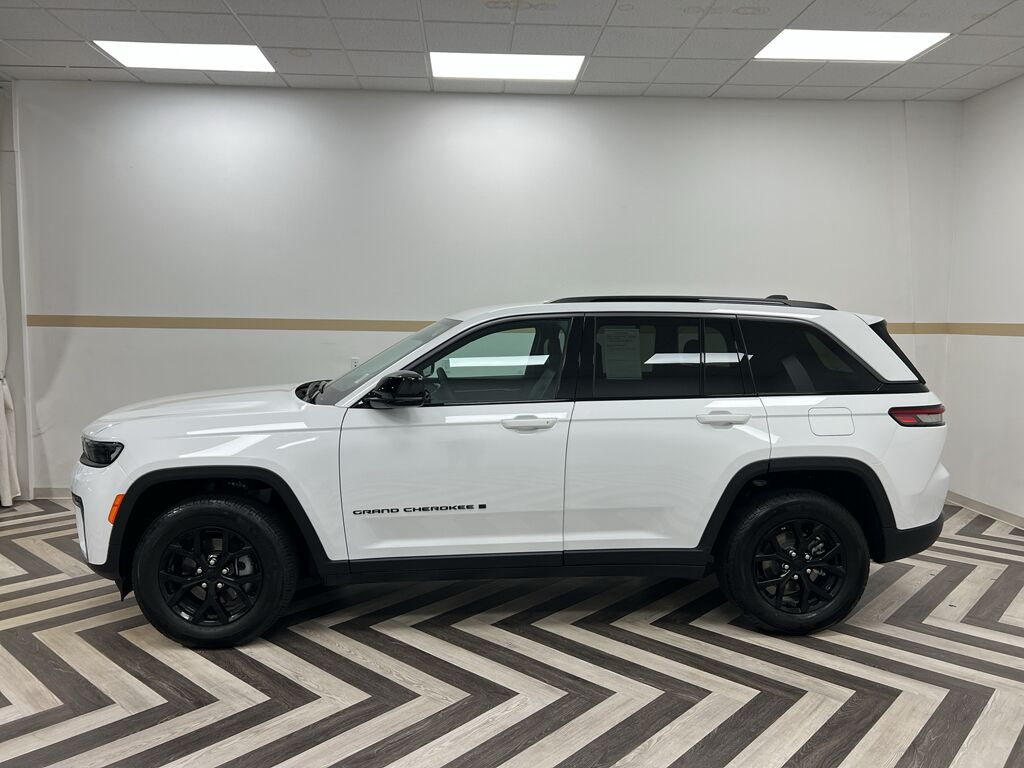 2026 Jeep Grand Cherokee Laredo Altitude Gasoline