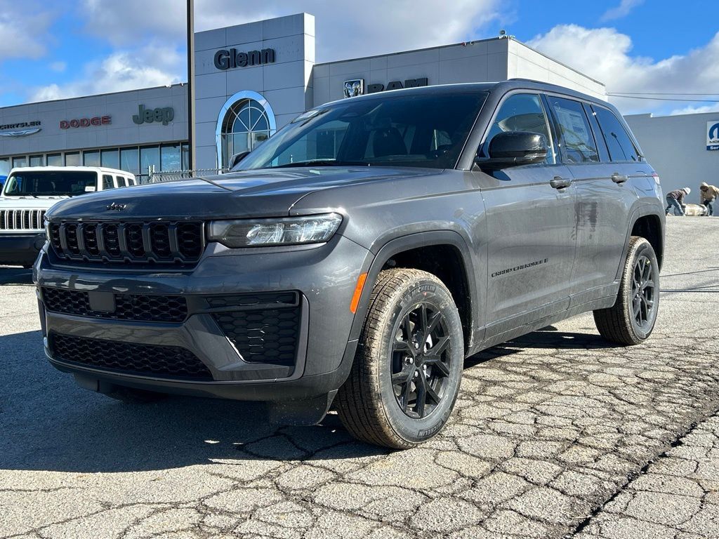 2026 Jeep Grand Cherokee Laredo Altitude
