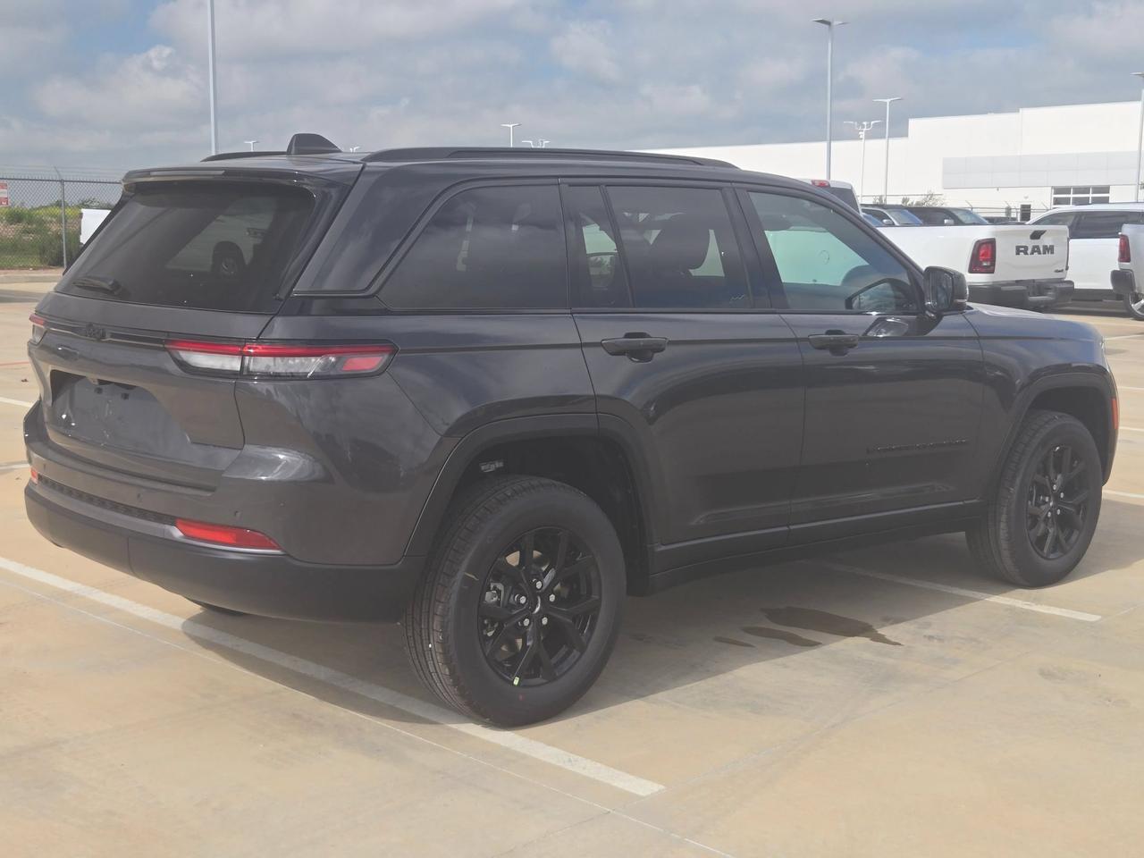 2026 Jeep Grand Cherokee Laredo Altitude
