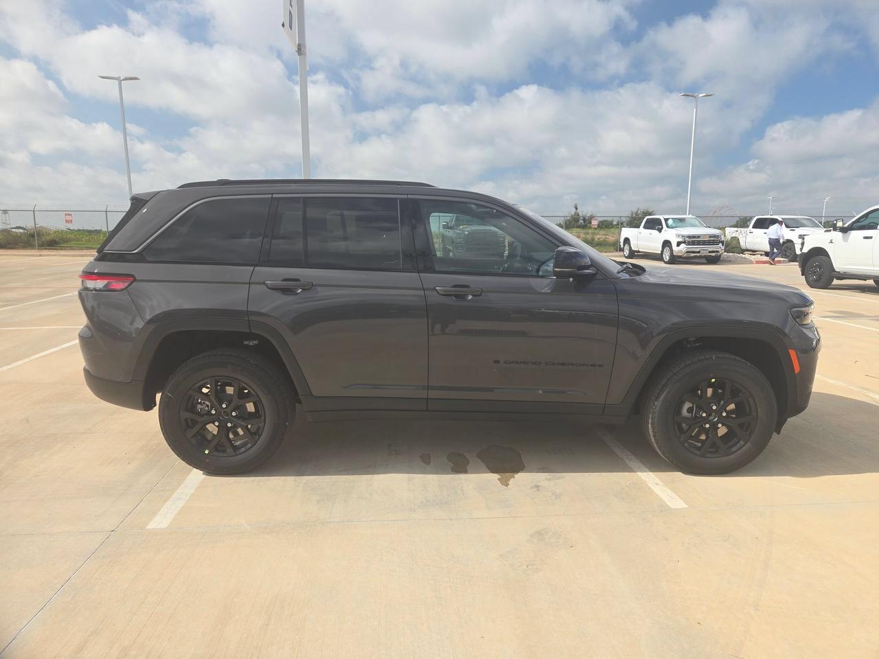 2026 Jeep Grand Cherokee Laredo Altitude