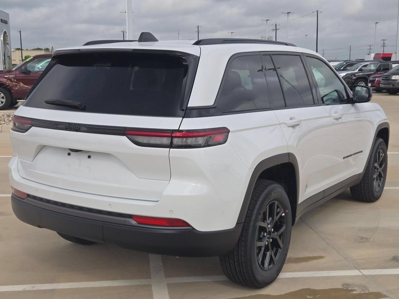 2026 Jeep Grand Cherokee Laredo Altitude