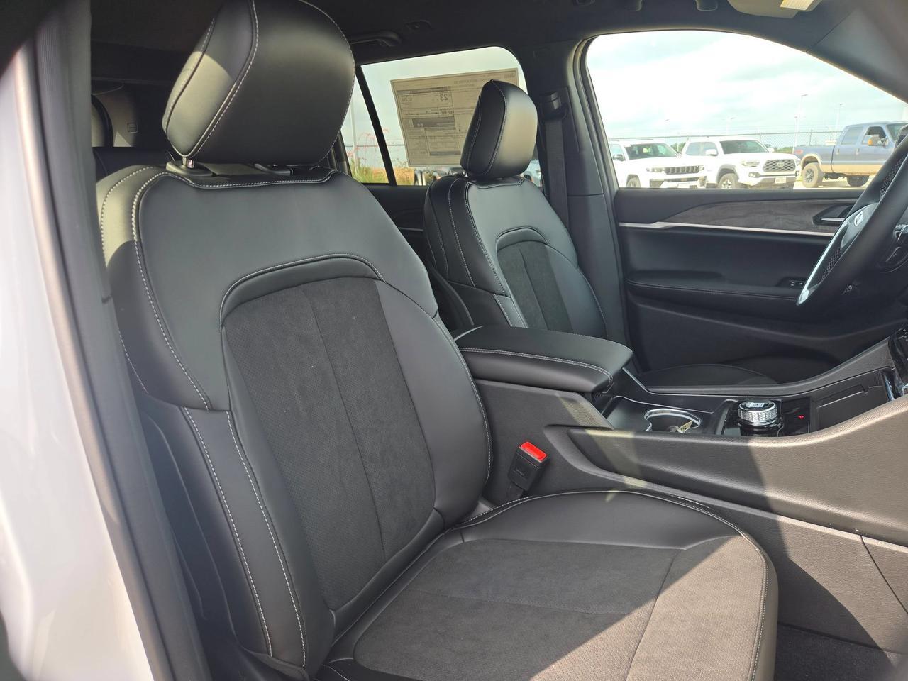 2026 Jeep Grand Cherokee Laredo Altitude Castroville TX