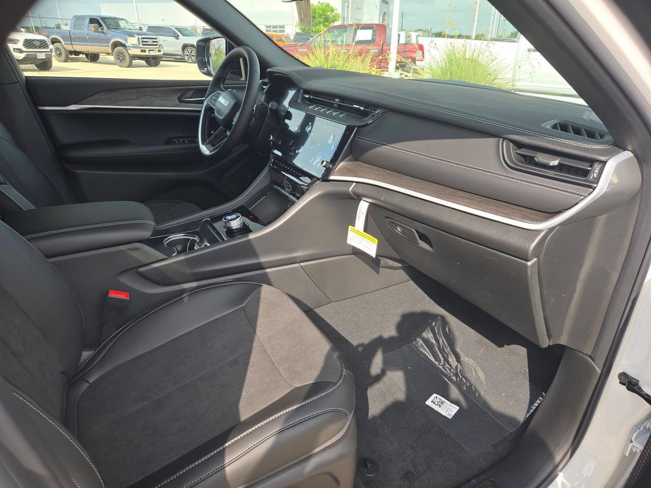 2026 Jeep Grand Cherokee Laredo Altitude Castroville TX