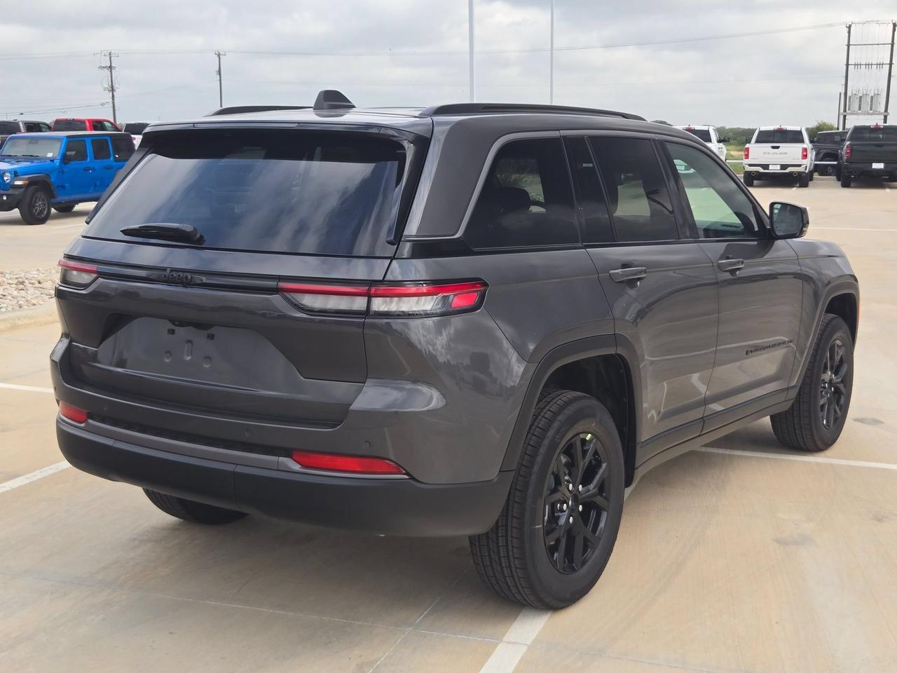2026 Jeep Grand Cherokee Laredo Altitude