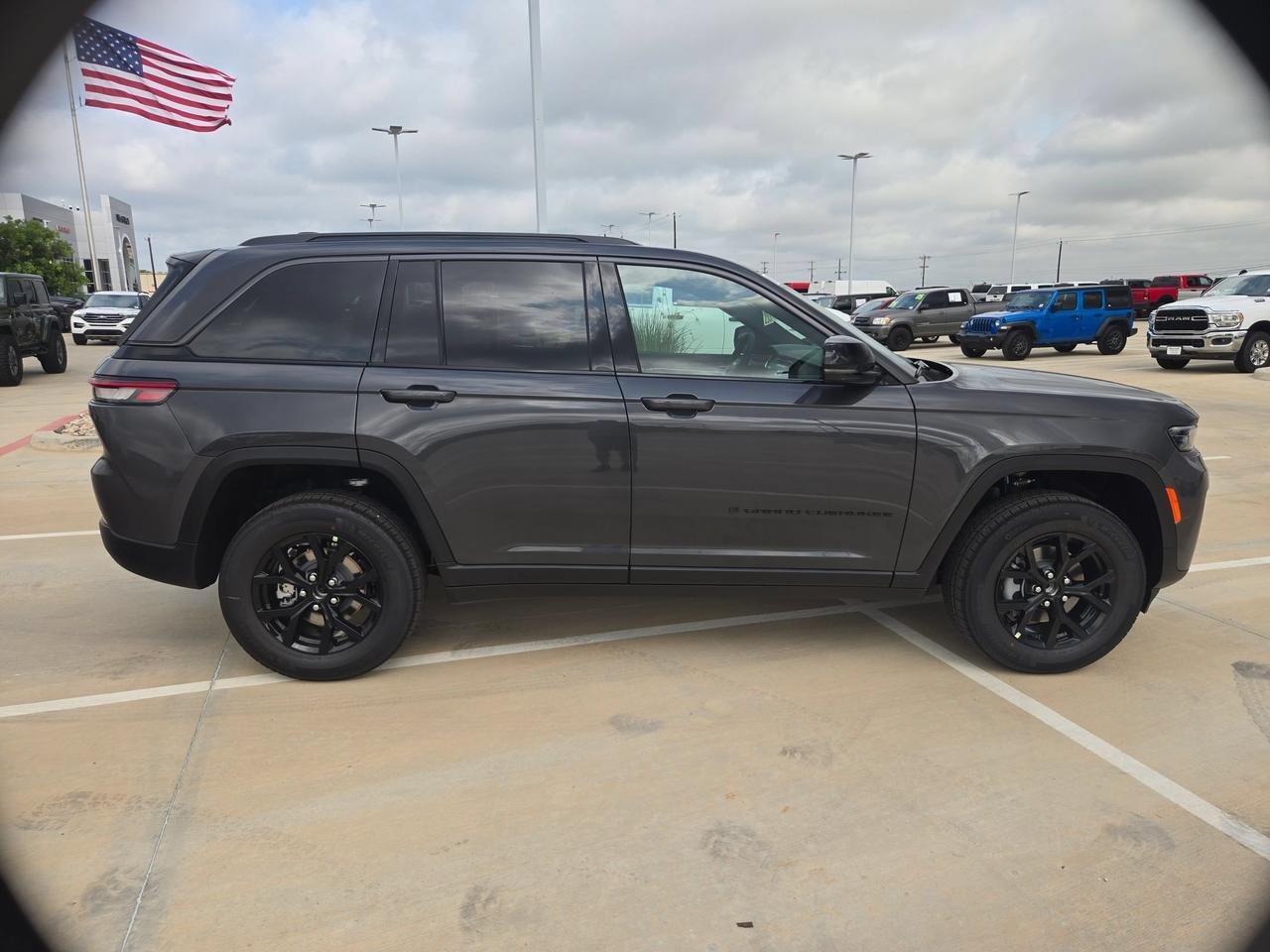 2026 Jeep Grand Cherokee Laredo Altitude