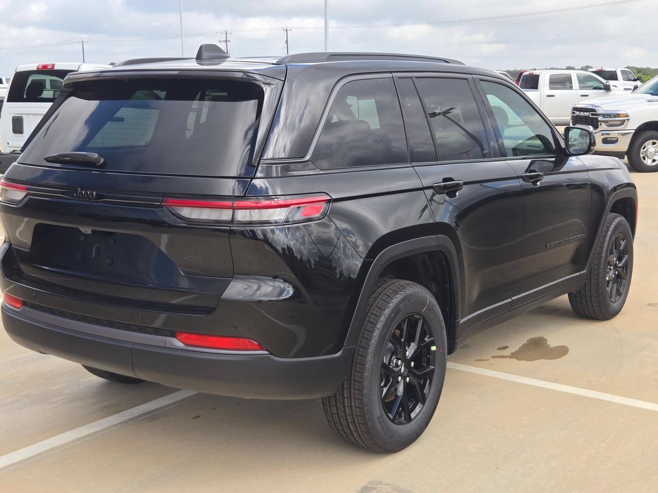 2026 Jeep Grand Cherokee Laredo Altitude