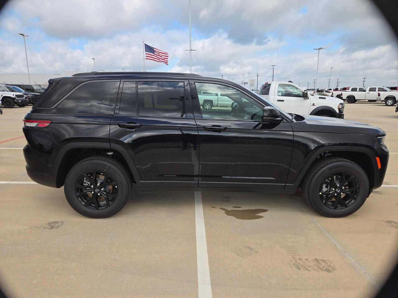 2026 Jeep Grand Cherokee Laredo Altitude