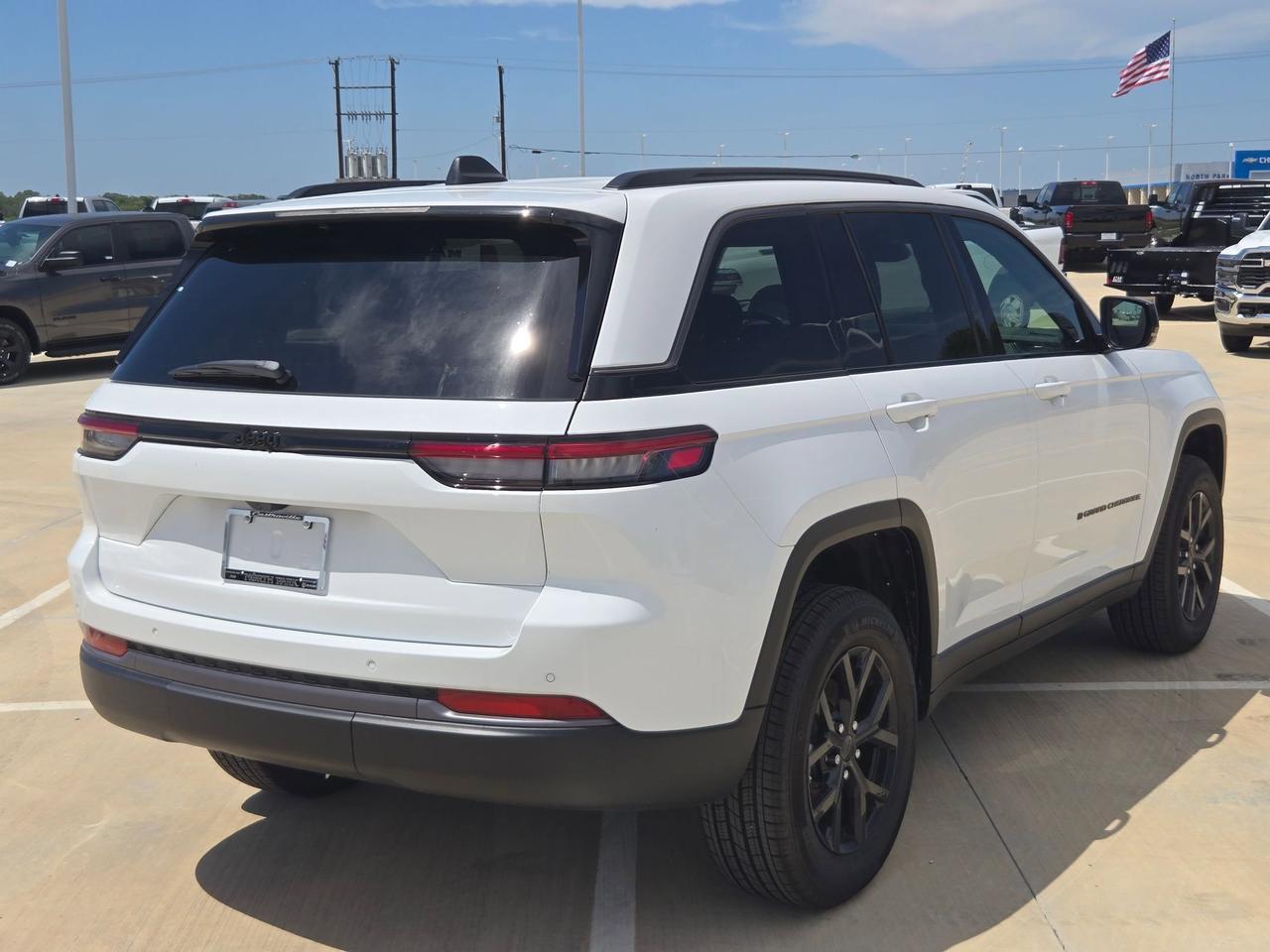 2026 Jeep Grand Cherokee Laredo Altitude
