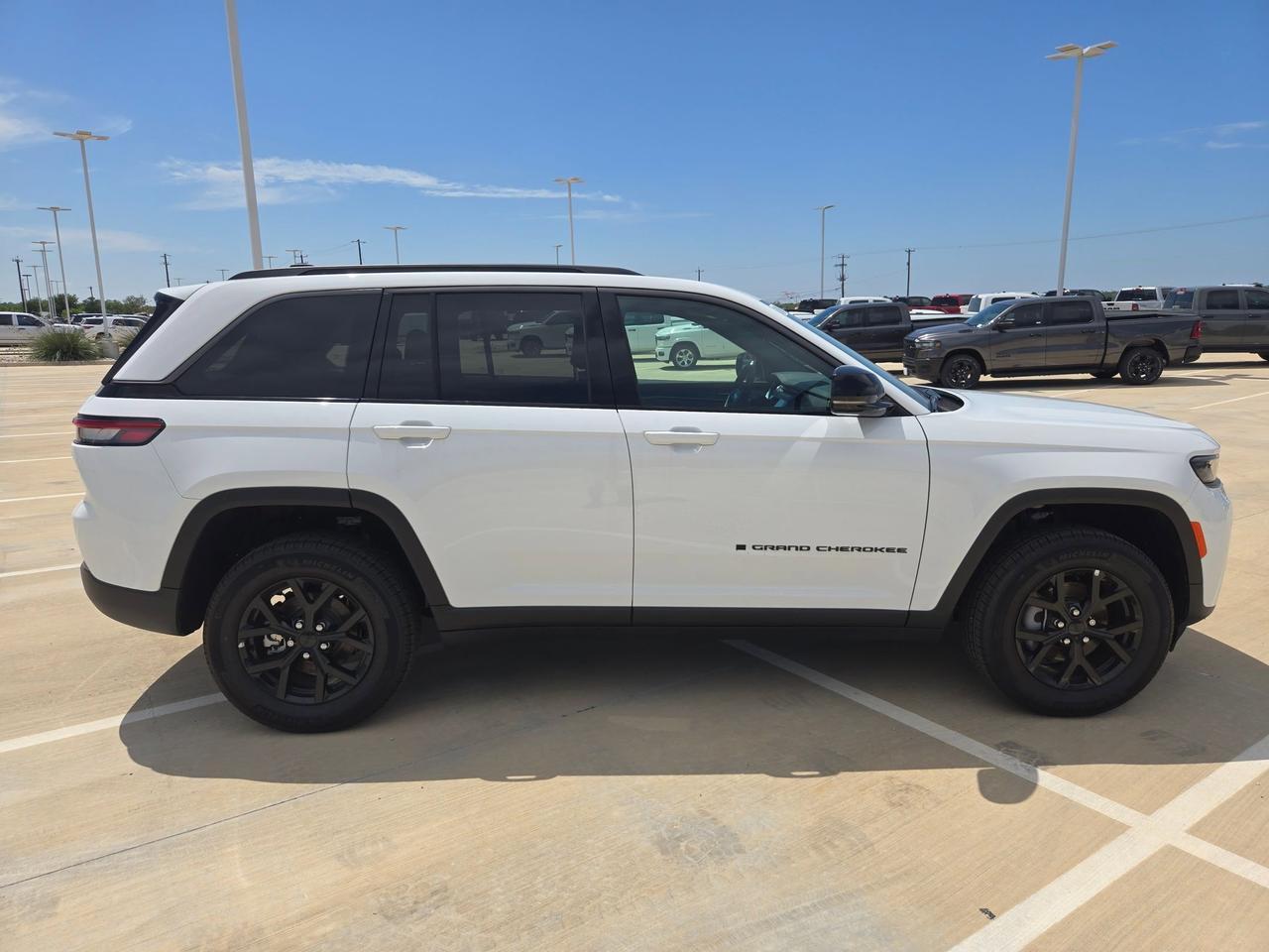 2026 Jeep Grand Cherokee Laredo Altitude