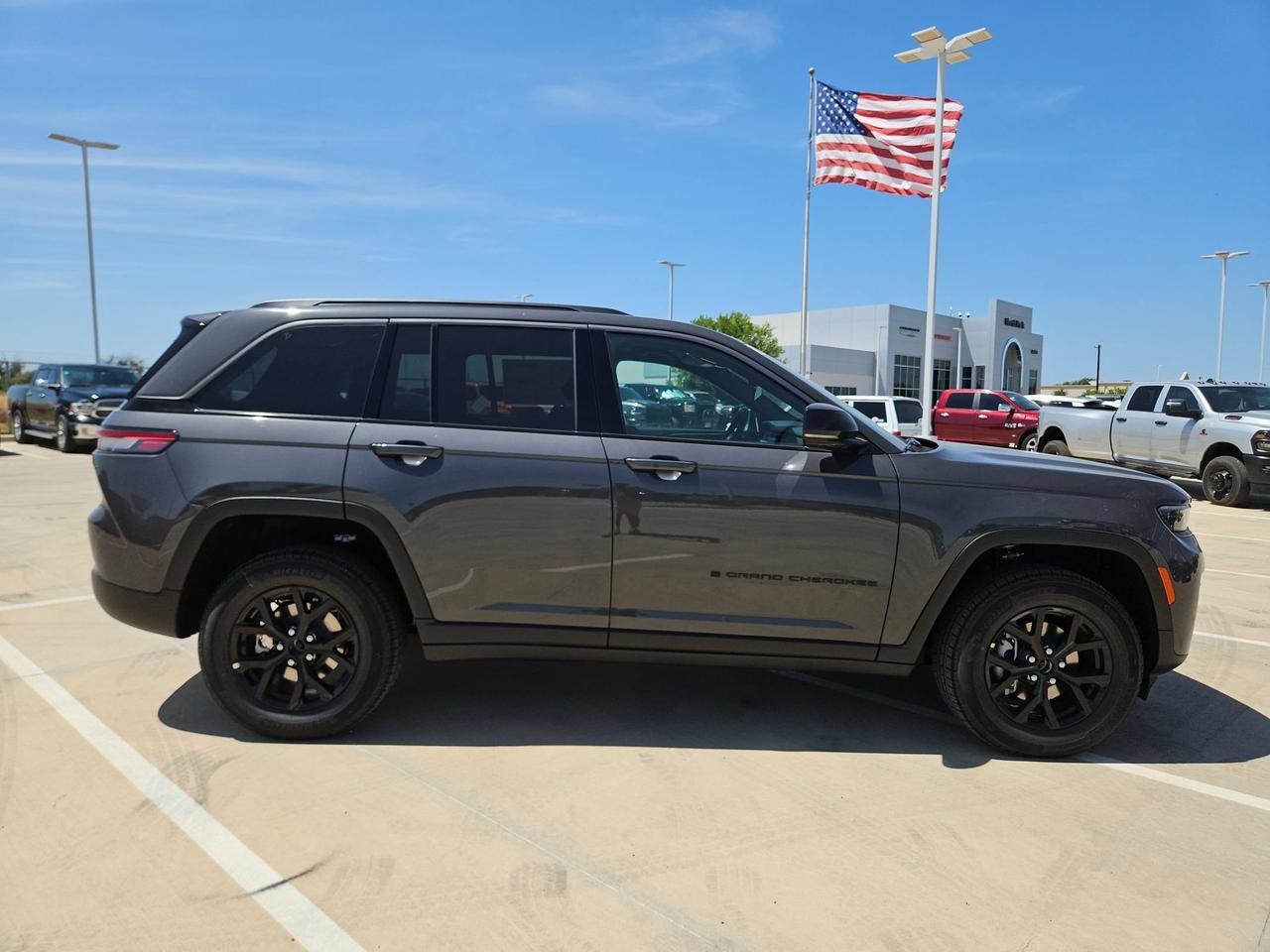 2026 Jeep Grand Cherokee Laredo Altitude