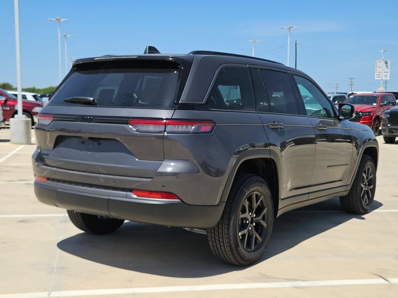 2026 Jeep Grand Cherokee Laredo Altitude