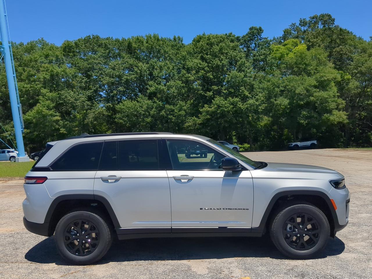 2026 Jeep Grand Cherokee Laredo Altitude