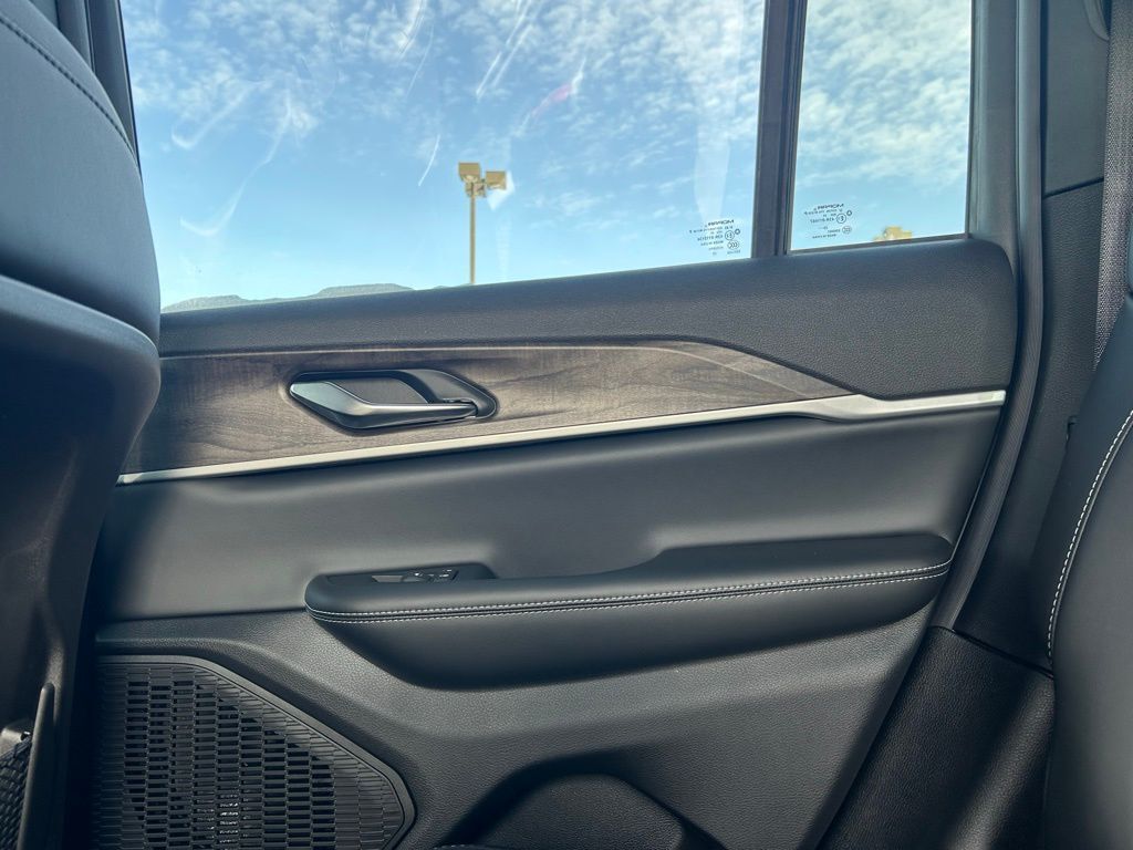 2026 Jeep Grand Cherokee Laredo Crestwood KY