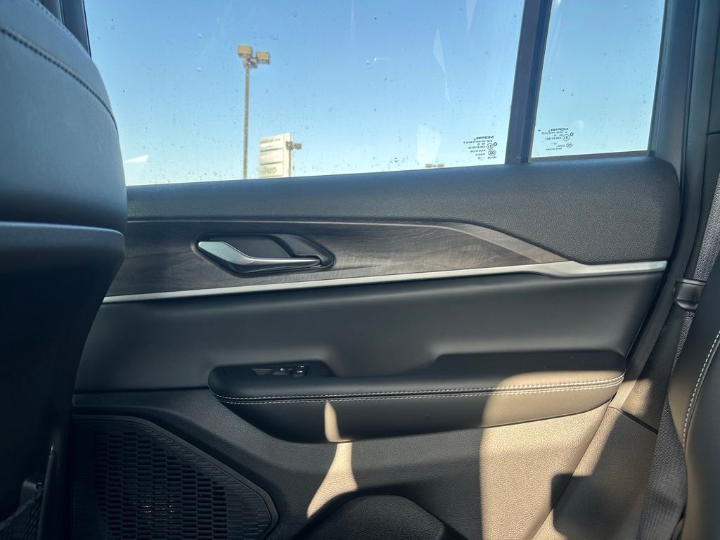 2026 Jeep Grand Cherokee Laredo Crestwood KY