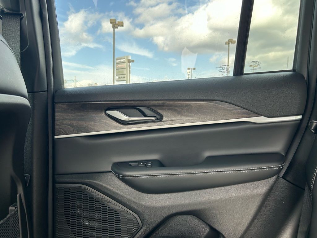 2026 Jeep Grand Cherokee Laredo Crestwood KY