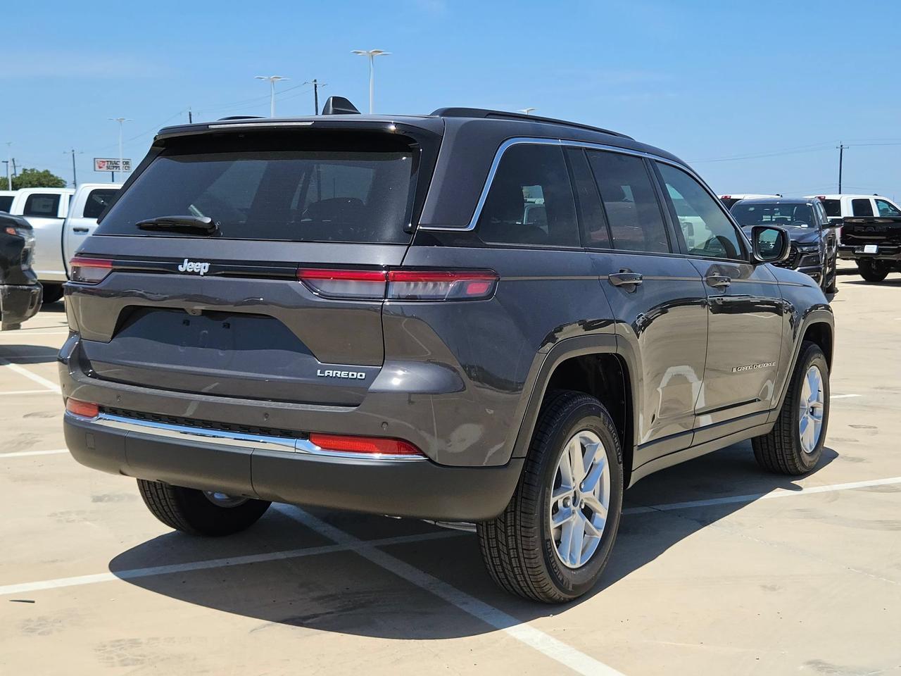 2026 Jeep Grand Cherokee Laredo
