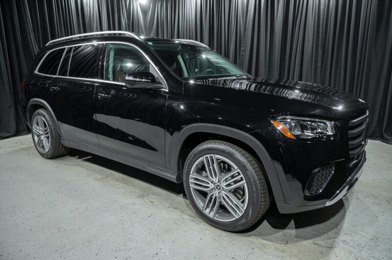 2026 Mercedes Benz GLS 450 4MATIC photo 3