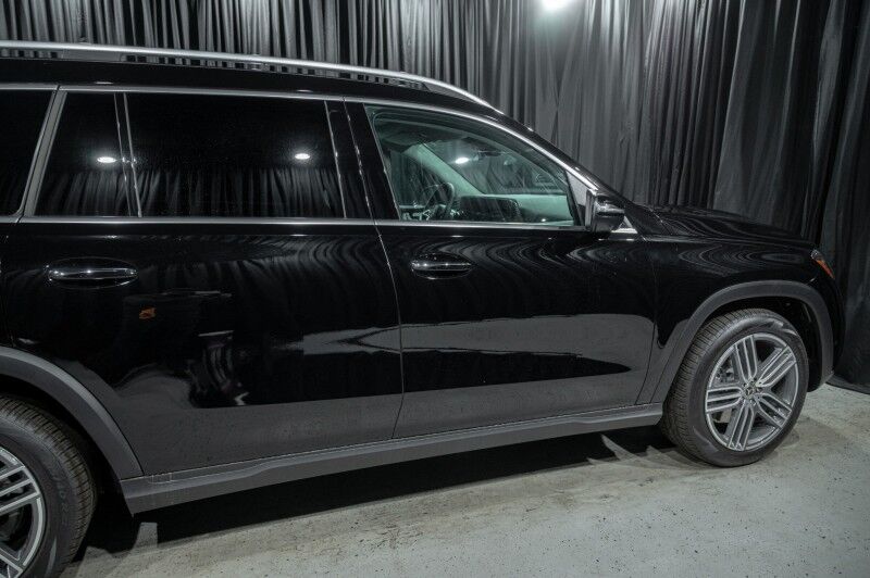 2026 Mercedes Benz GLS 450 4MATIC photo 4