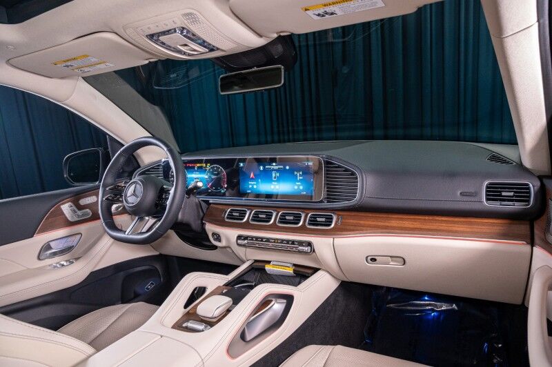 2026 Mercedes Benz GLS 450 4MATIC photo 4