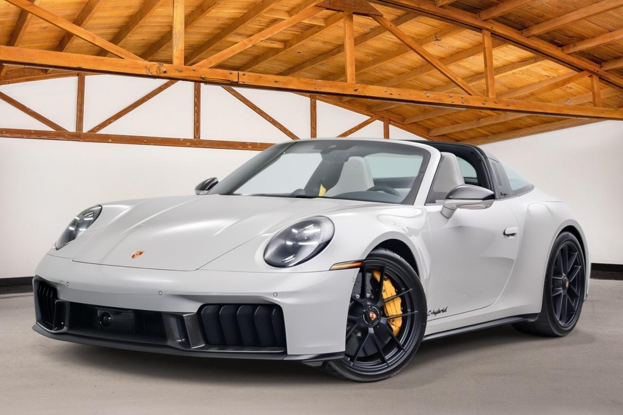 2026 Porsche 911 4 GTS TARGA