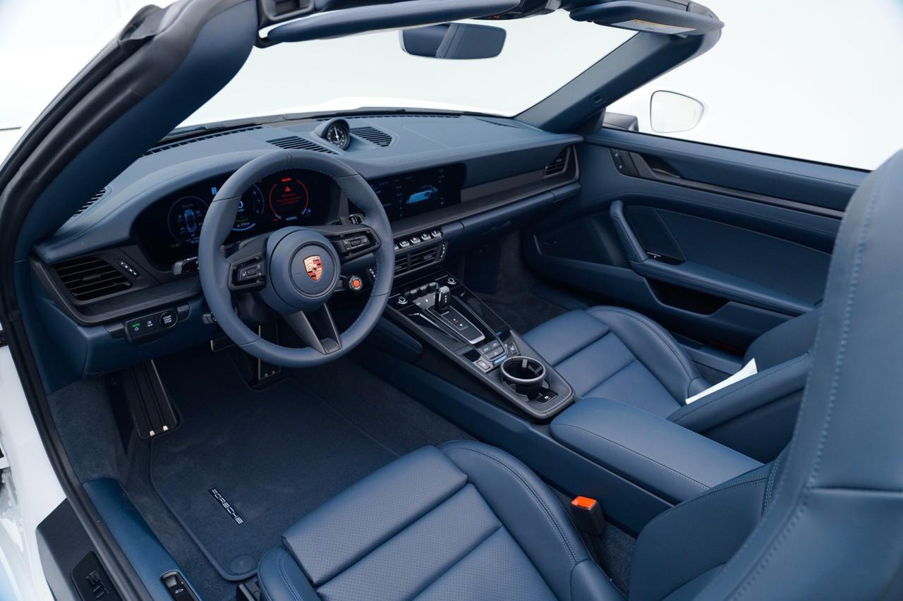 2026 Porsche 911 4 GTS Cabriolet photo 4