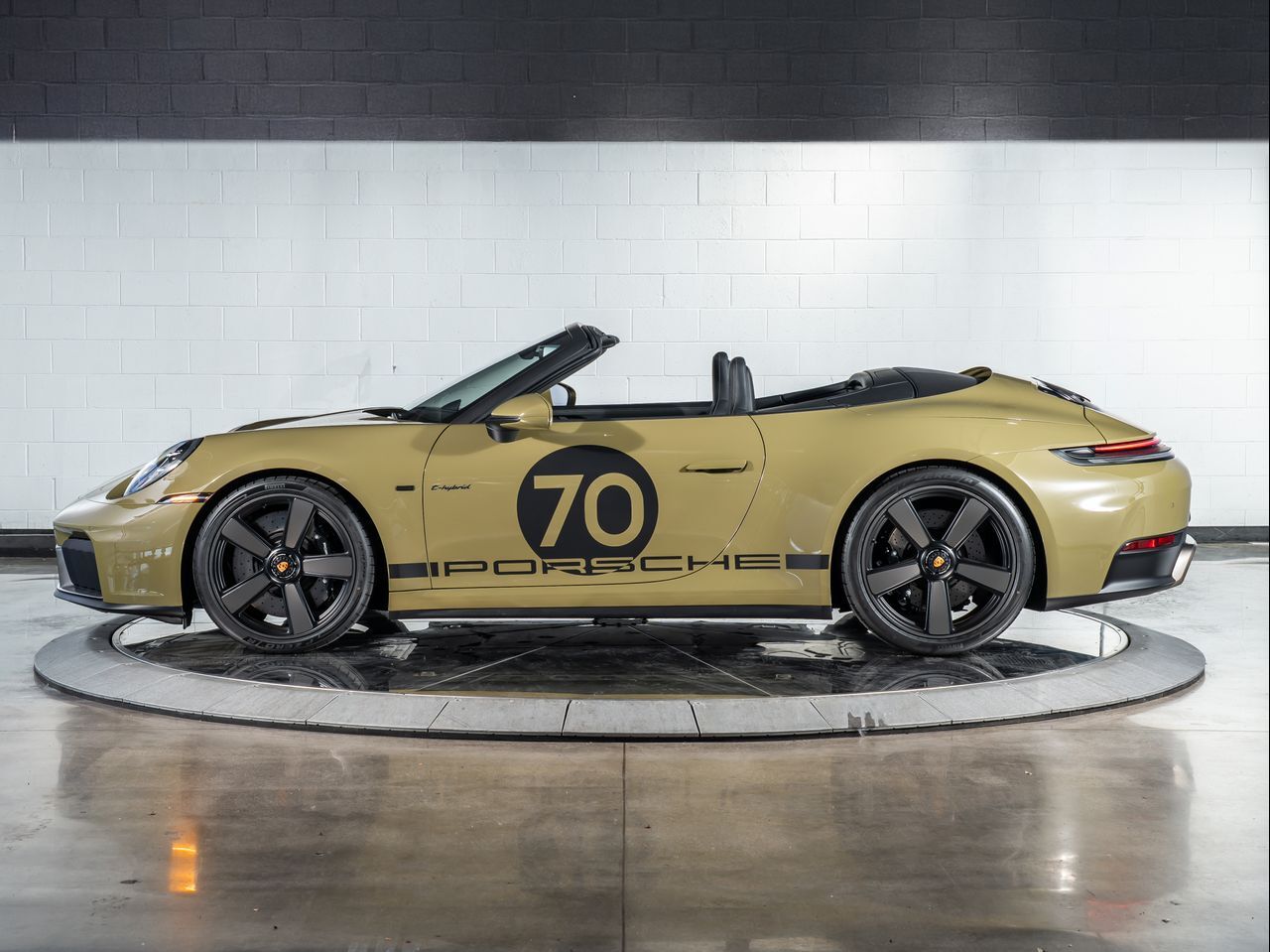 2026 Porsche 911 Cabriolet photo 2