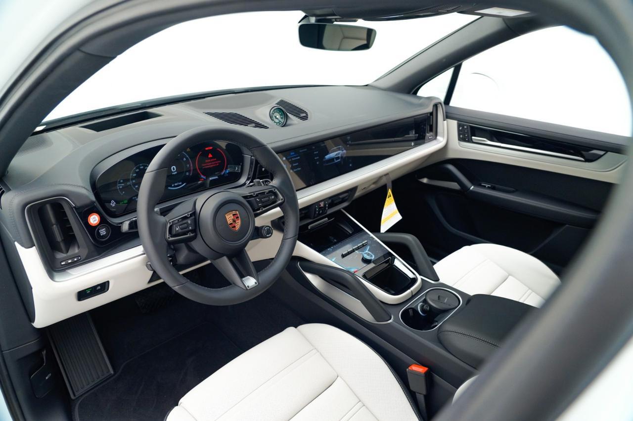 2026 Porsche Cayenne photo 3
