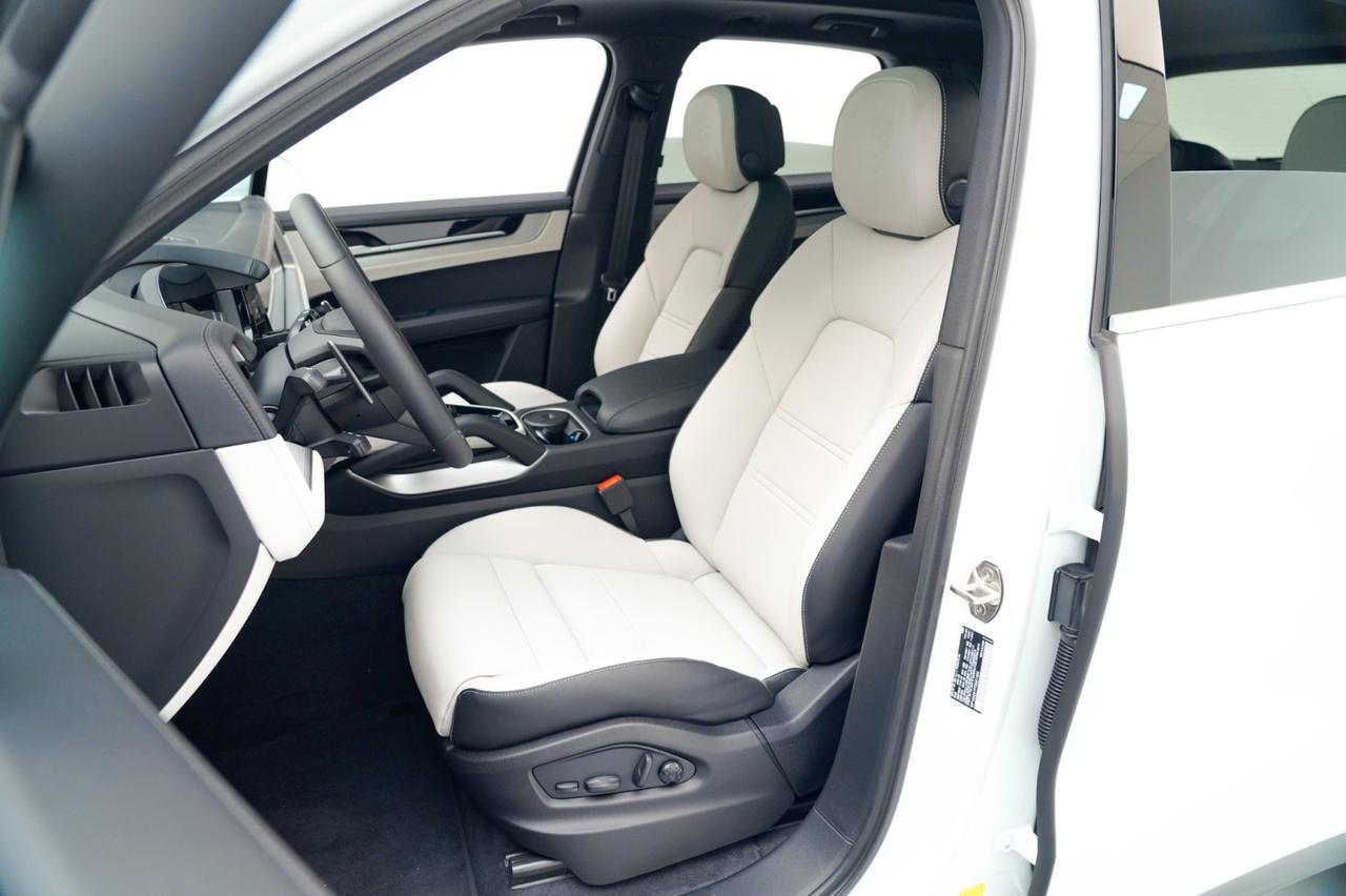 2026 Porsche Cayenne photo 4