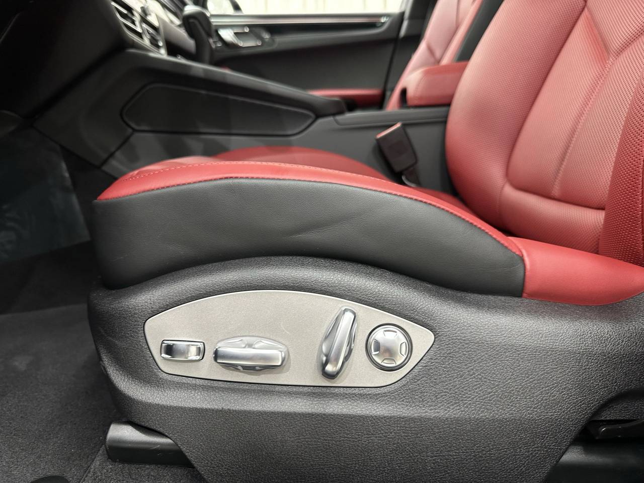 2026 Porsche Macan Newark DE