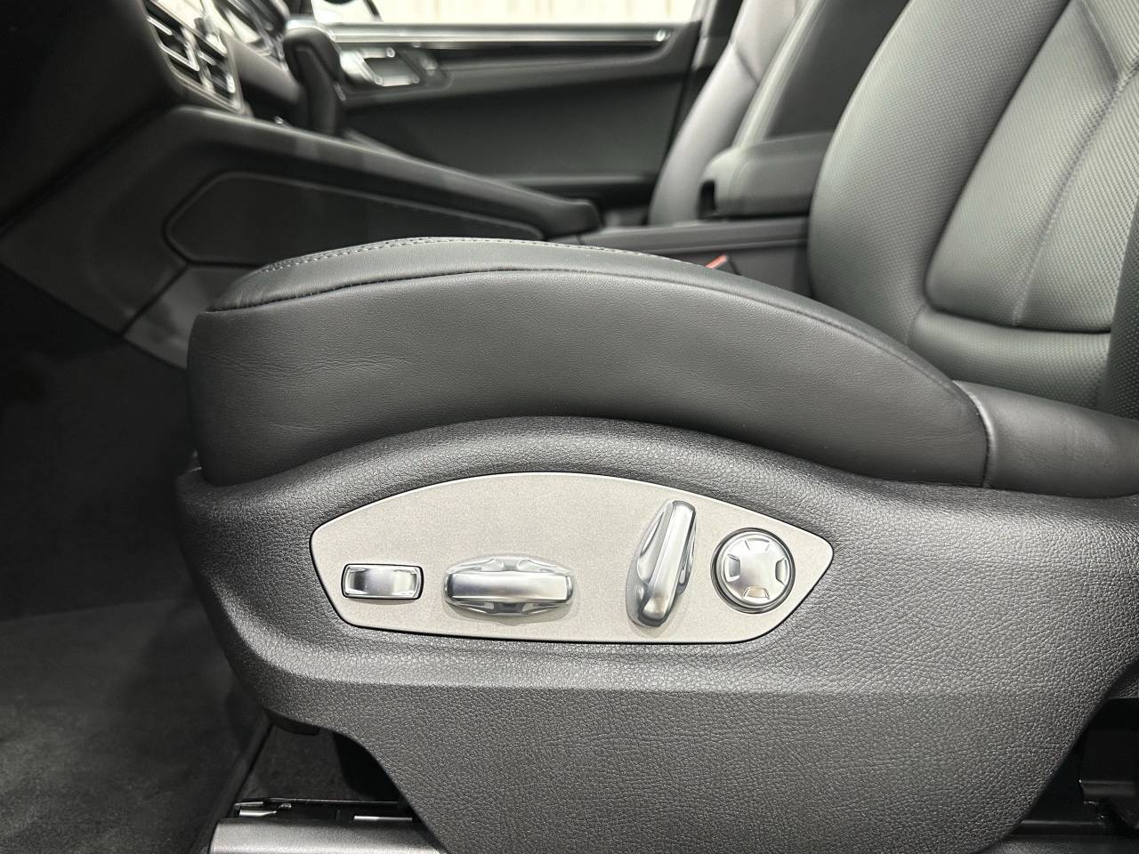 2026 Porsche Macan Newark DE