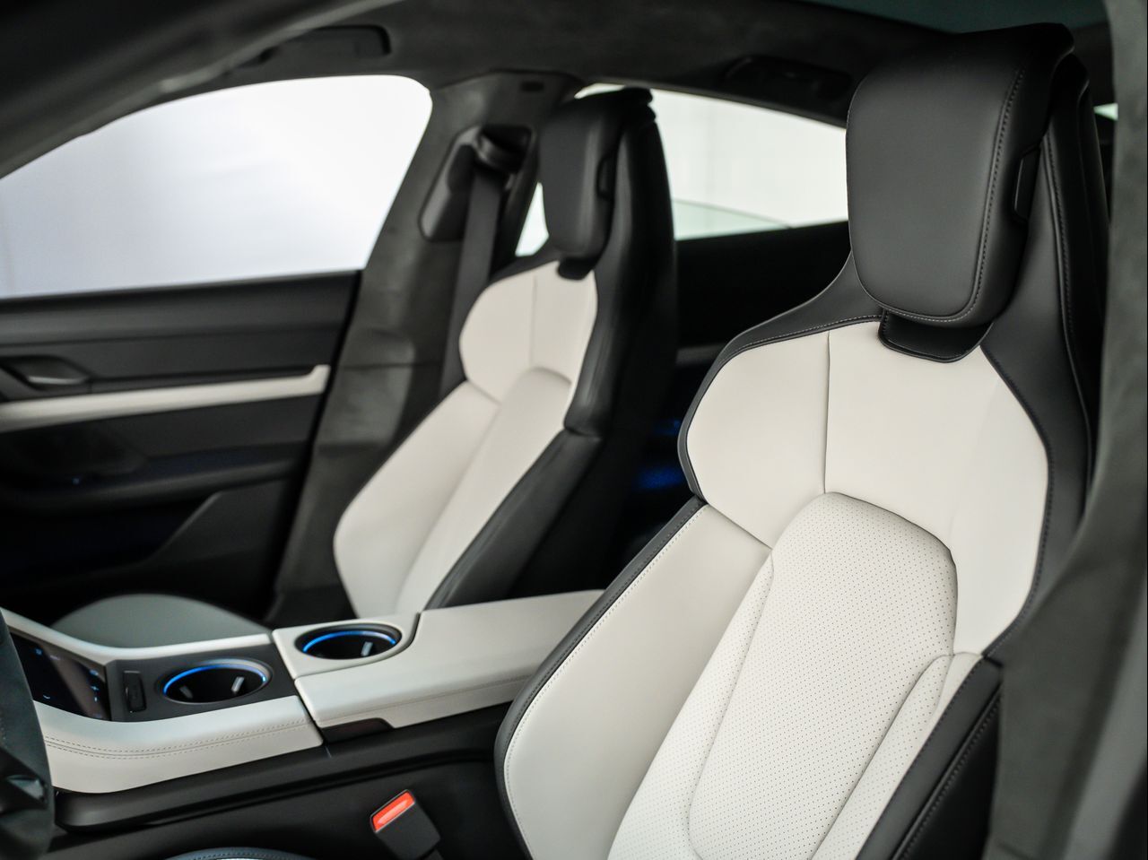 2026 Porsche Taycan GTS photo 4