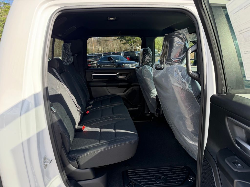 2026 Ram 1500 BIG HORN CREW CAB 4X4 5'7 BOX Orange MA