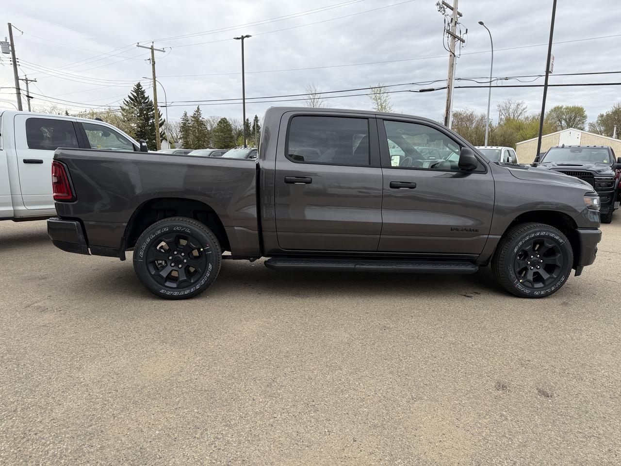 2026 Ram 1500 Express Crew Cab 4x4 | 3L Hurricane | Black Edition | Sport Hood | 20IN Wheels | Side Steps Redwater AB