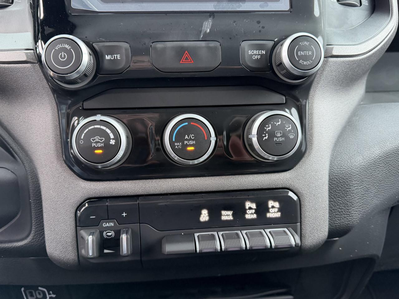 2026 Ram 2500 Black Express Crew Cab 4x4 | HEMI V8 | NAV | Backup Camera | Towing | Cloth Seats Redwater AB