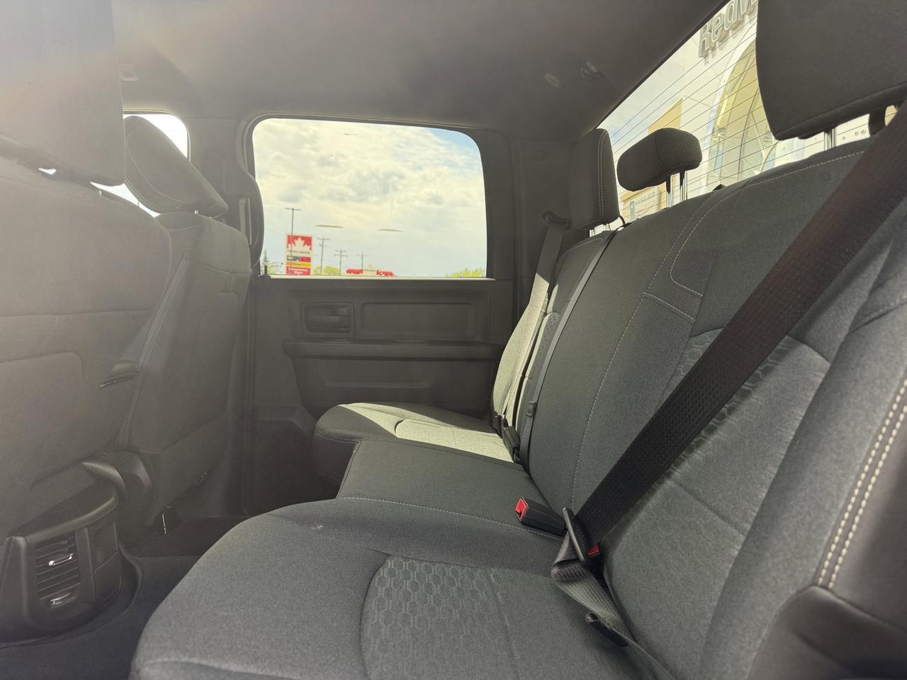 2026 Ram 2500 Black Express Crew Cab 4x4 | V8 HEMI | NAV | 20IN Black Wheels | Side Steps | 5th Wheel Prep Redwater AB